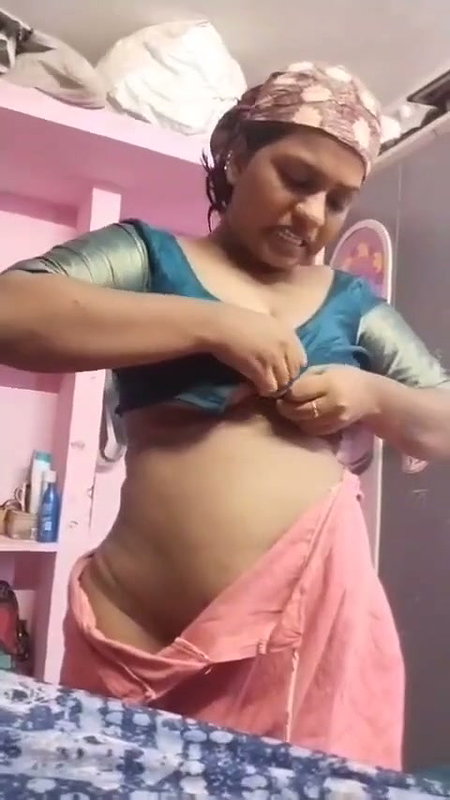 Sexy aunty wearing cloth
