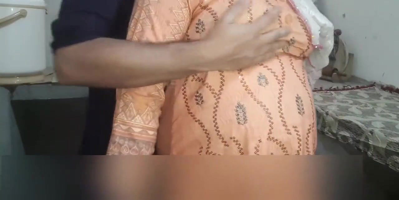 Pregnant Stepmom ko kitchen me choda – Desi Sex video