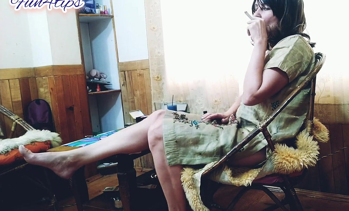 Smoking Hot MILF Showing Long Legs Expecting Tips