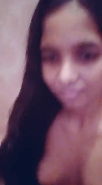 Cute Desi girl Shows her Boobs and Pussy on VC