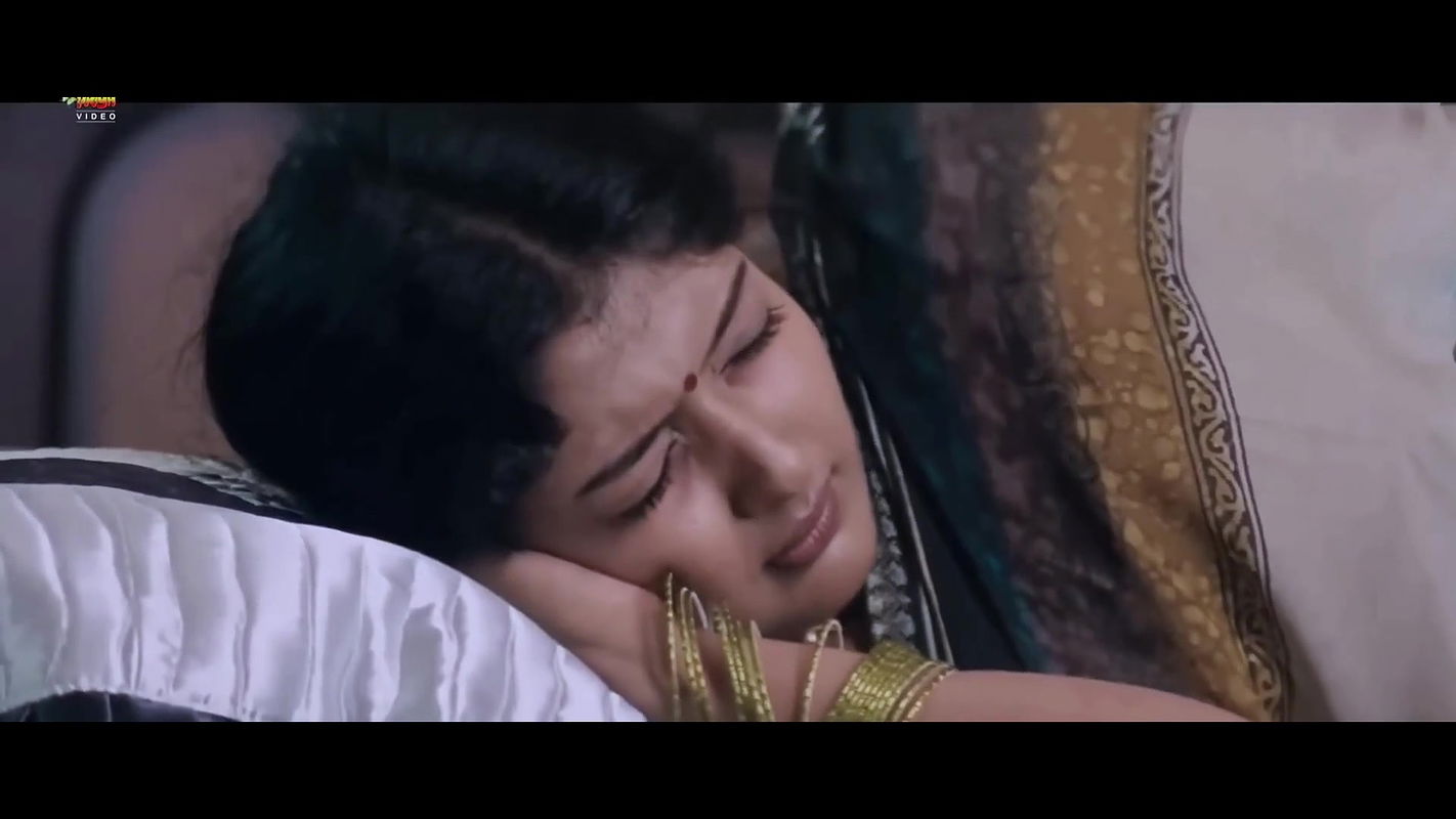 Gayathri Raghuram Hot Sexy navel show from Vikadan