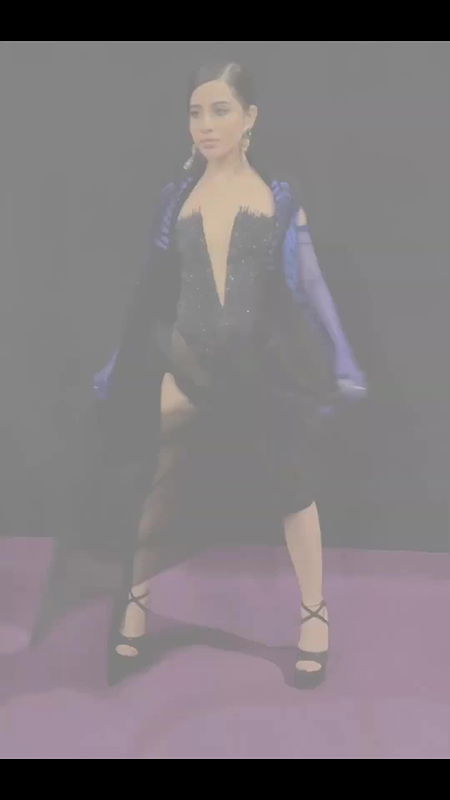 UORFI JAVED FLASHED HER HALF NAKED PUSSY