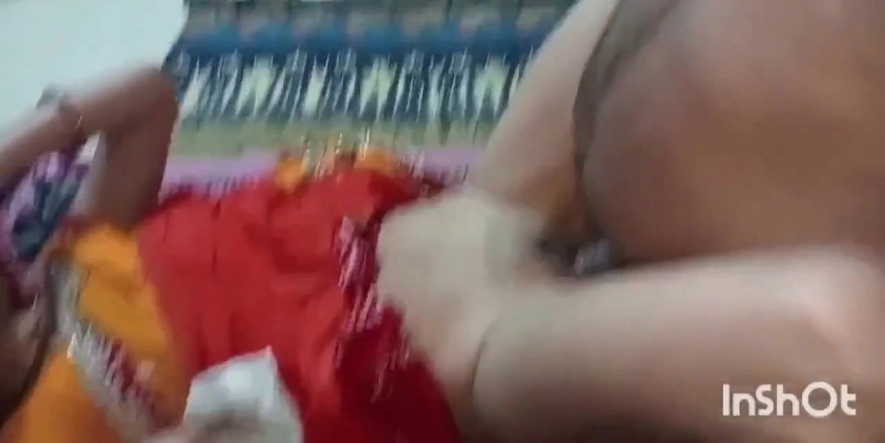 Reshma bhabhi was fucked by her neighbor by entering the house, Indian desi horny girl sex video with neighbour boy