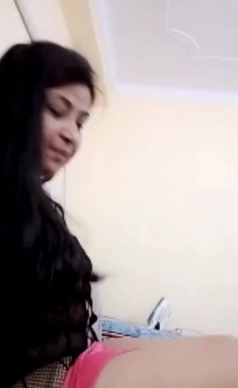 Sexy Bhabi Showing And Teasing