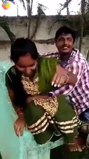 Sexy Mallu college lovers kiss captured by friend
