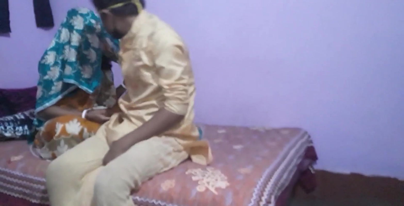 Desi Village Bhabi Husband Ki Friend Se Chudai