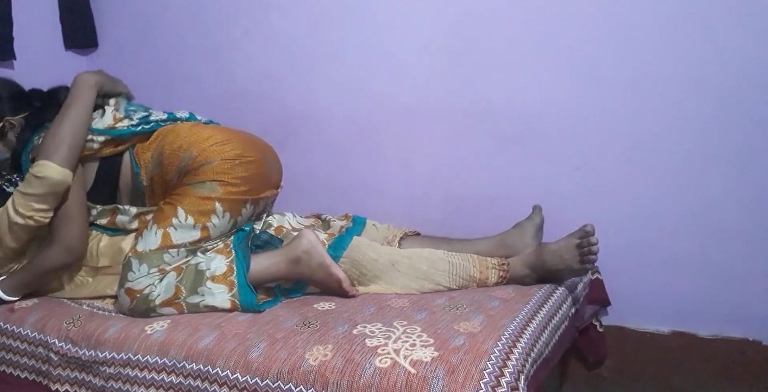 Desi Village Bhabi Husband Ki Friend Se Chudai