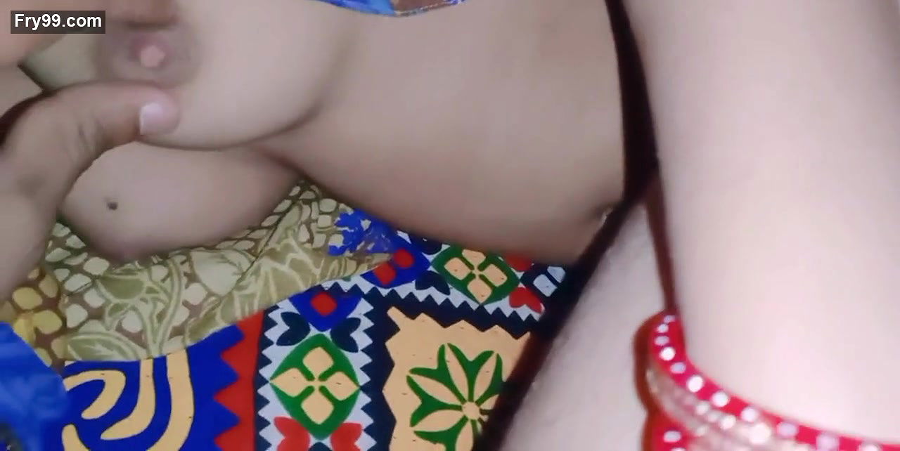 Hot beautiful Pakistani Girl show bobes