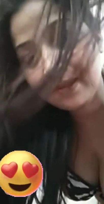 Sexy Bhabhi Shows her Nude Body and Fingering