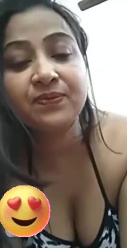 Sexy Bhabhi Shows her Nude Body and Fingering