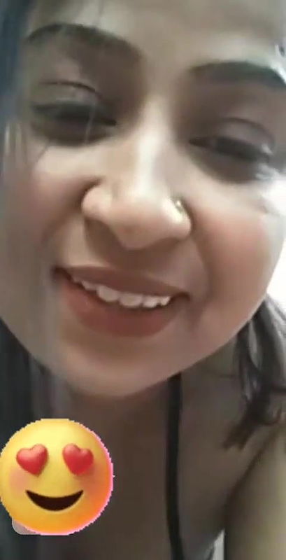 Sexy Bhabhi Shows her Nude Body and Fingering