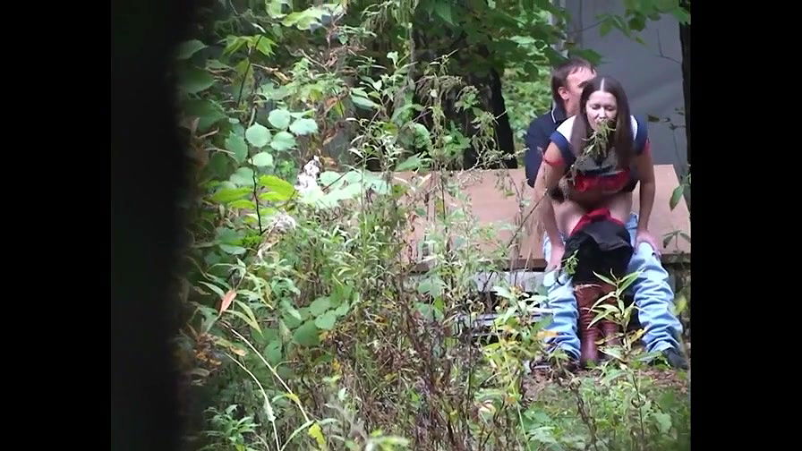 Teen couple quick outdoor fucking