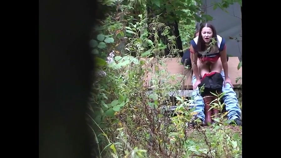 Teen couple quick outdoor fucking