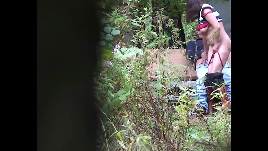 Teen couple quick outdoor fucking