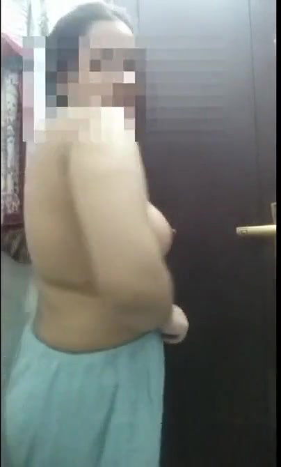 Desi Girl Showing Her Boobs and Ass