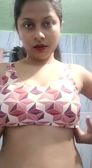 Maal babe in bathroom