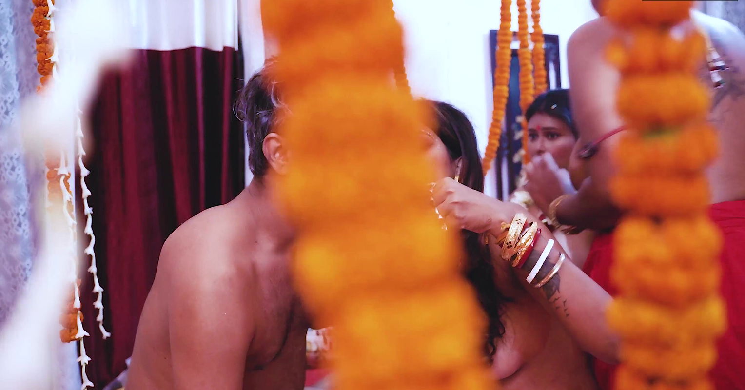 Tharki Burha Nikala Suhagraat manane apne teen nai nawali Biwiyon ke sath aur Kia Kand ( Hindi Audio )