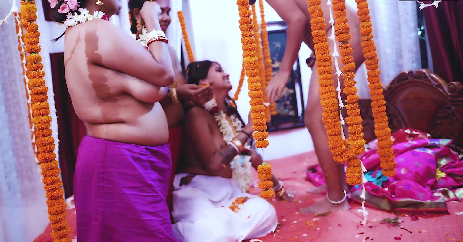 Tharki Burha Nikala Suhagraat manane apne teen nai nawali Biwiyon ke sath aur Kia Kand ( Hindi Audio )