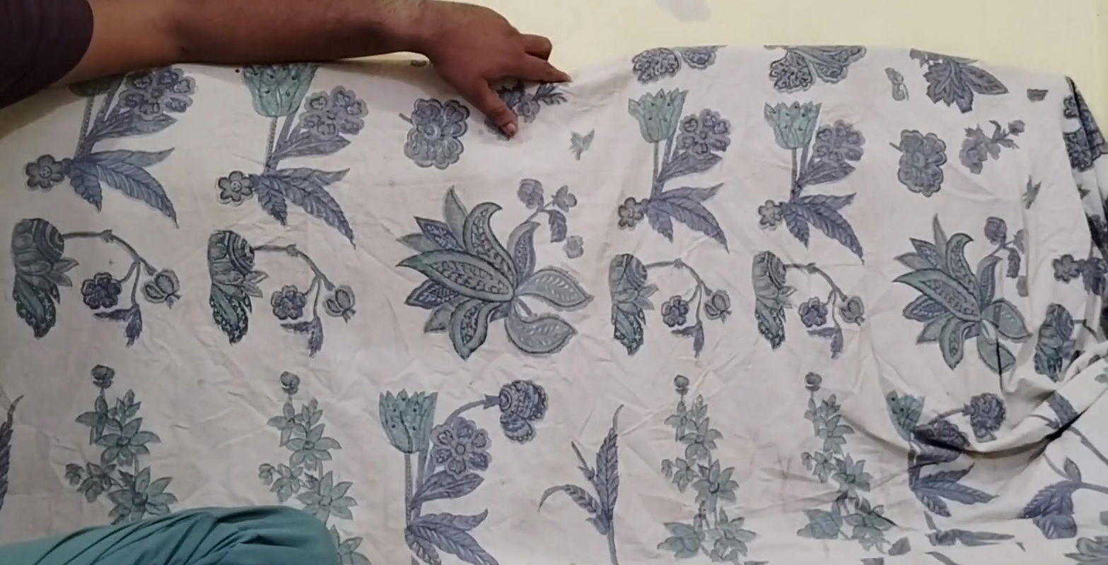 Desi bhabhi ne apane chut ka baal saf karake apane bajuwale uncle ko khus kar diya