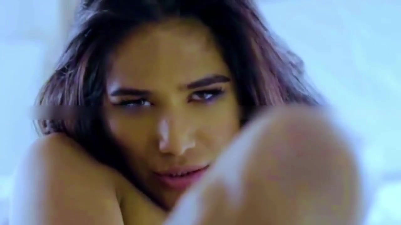 Poonam Pandey ~ Golden Bath ~ OnlyFans Content