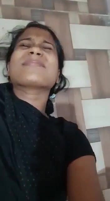 Cute Desi Girl Showing And Fingering