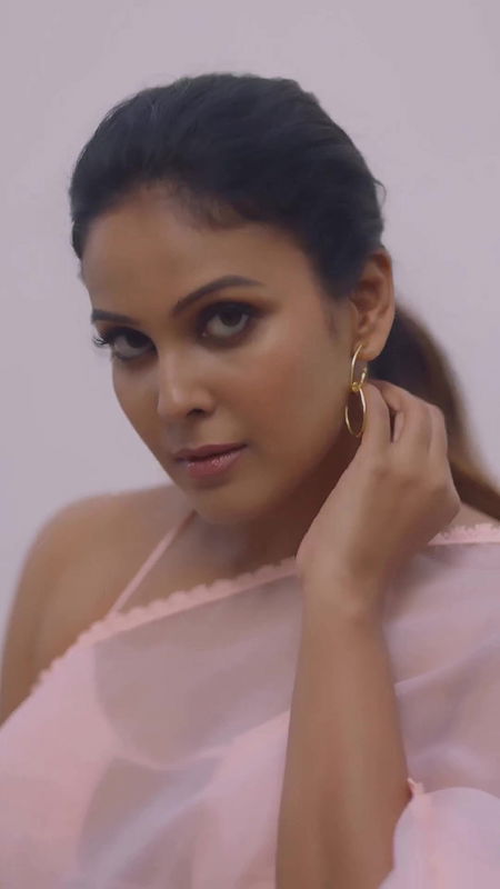 Chandini Tamilarasan huge boobs show in transparent blouse and saree