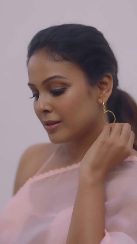 Chandini Tamilarasan huge boobs show in transparent blouse and saree