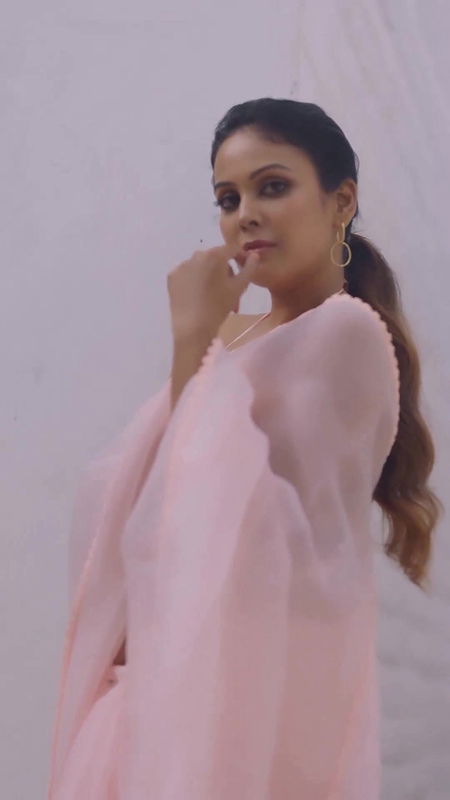 Chandini Tamilarasan huge boobs show in transparent blouse and saree