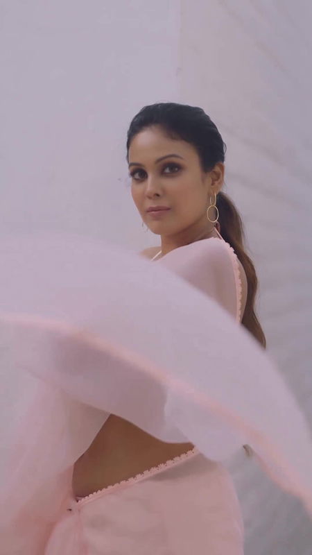 Chandini Tamilarasan huge boobs show in transparent blouse and saree