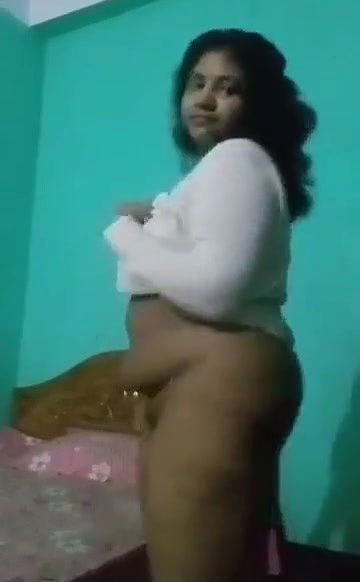 Sexy Girl Shows her Boobs and Pussy