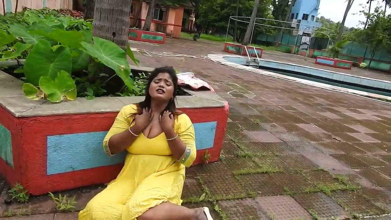 Big boob fat aunty huge cleavage show scene making