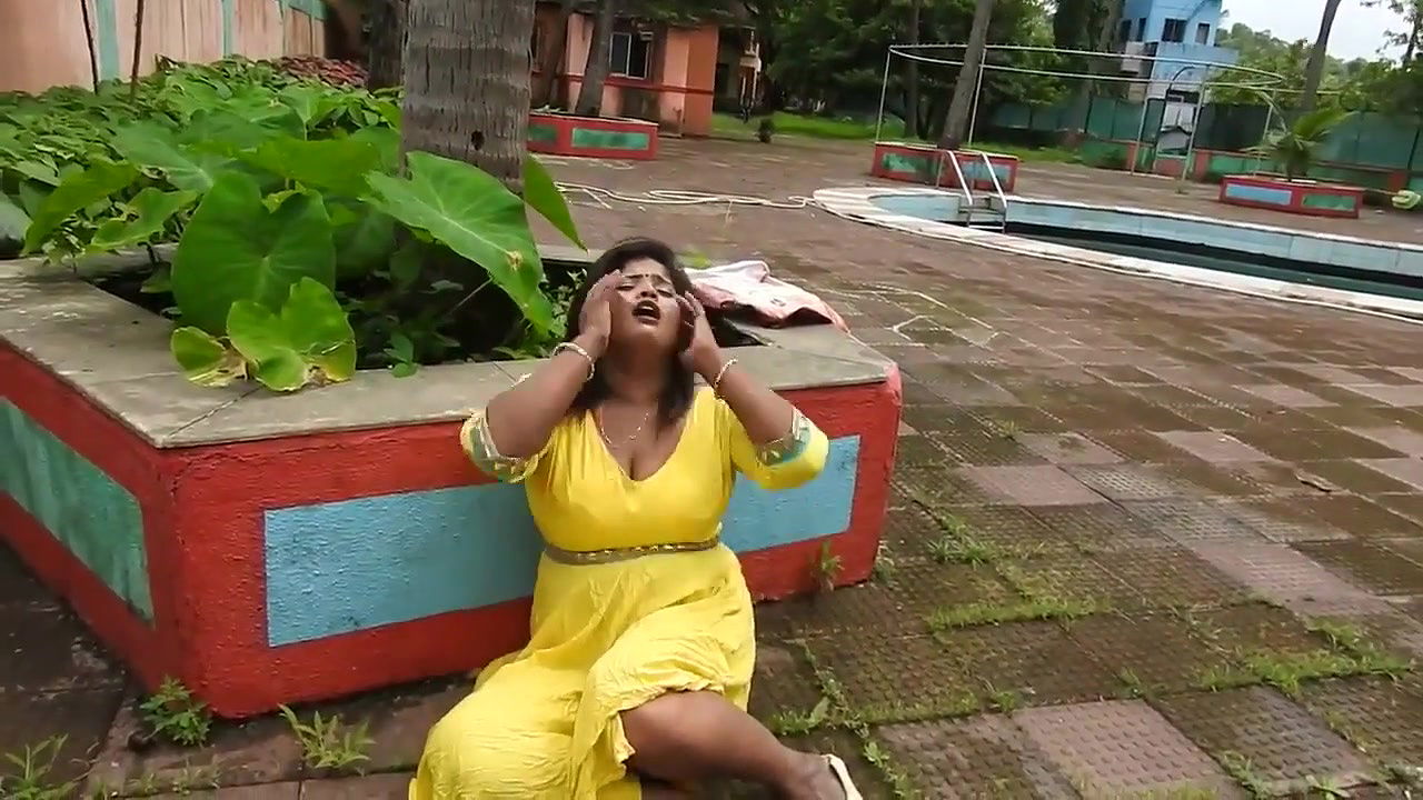 Big boob fat aunty huge cleavage show scene making