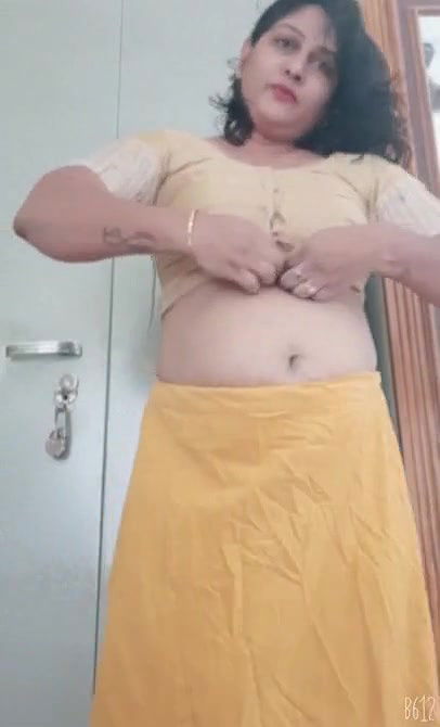 Desi Bhabhi Showing Her Boobs