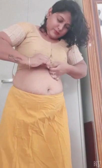 Desi Bhabhi Showing Her Boobs