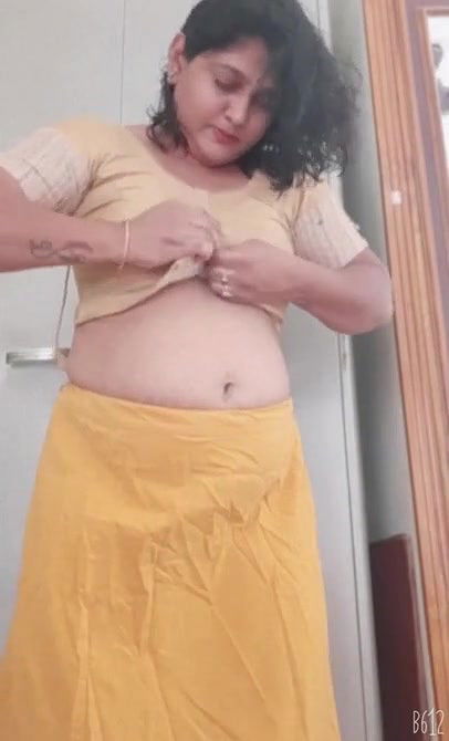 Desi Bhabhi Showing Her Boobs