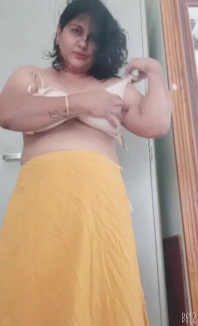 Desi Bhabhi Showing Her Boobs