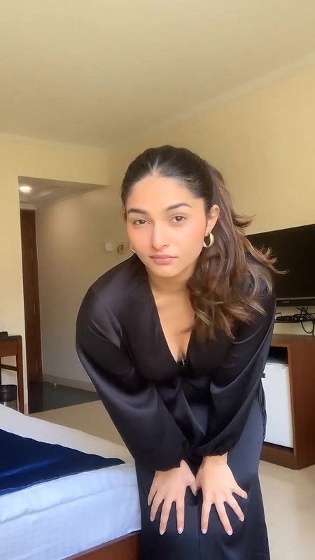 Kayadu Lohar bending cleavage show sexy dance