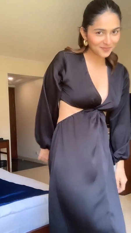 Kayadu Lohar bending cleavage show sexy dance