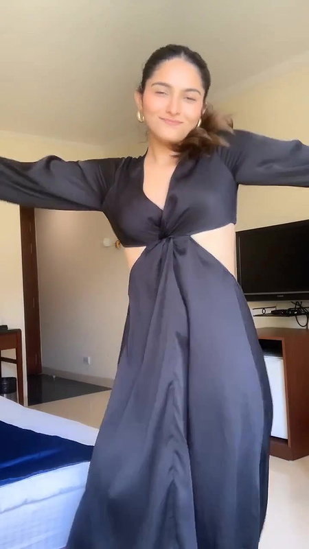 Kayadu Lohar bending cleavage show sexy dance