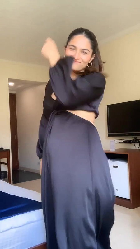 Kayadu Lohar bending cleavage show sexy dance