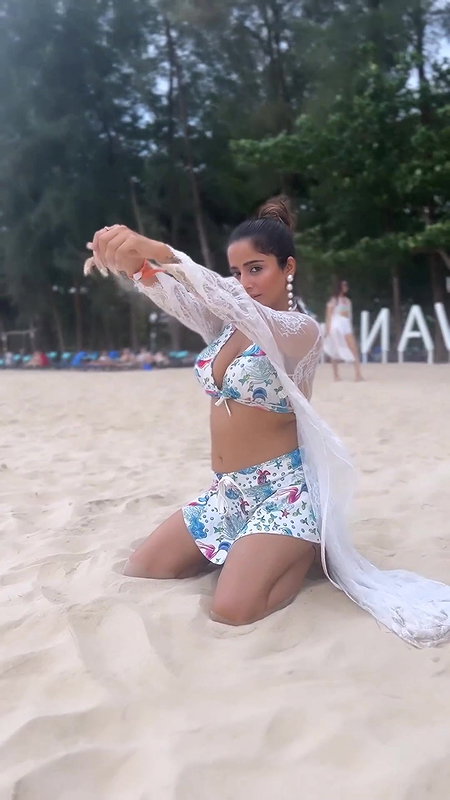 Katesharma hot cleavage wet boobs show video