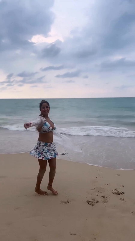 Katesharma hot cleavage wet boobs show video