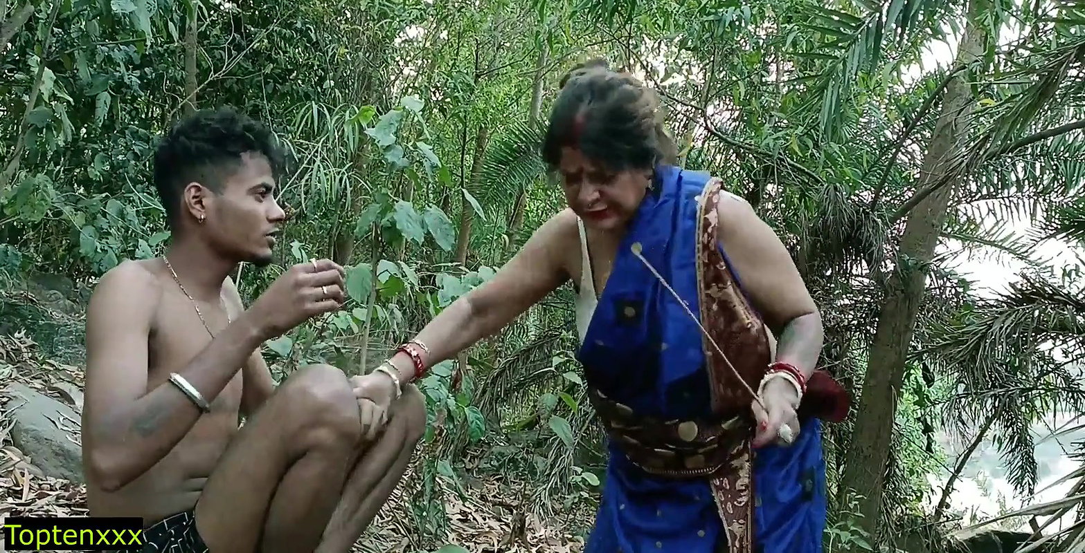 Hot Aunty Having Sex with Thief at Garden!! Indian Outdoor Sex
