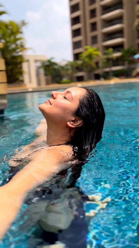 Puja Banerjee huge boobs show in bikini