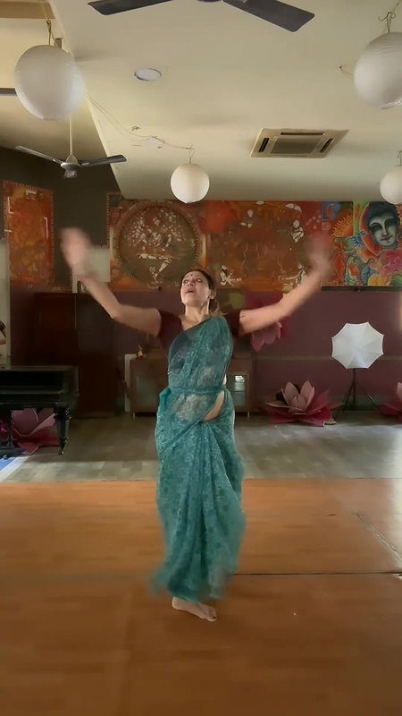 SHOBANA NAVEL HOT SHOW IN TRANSPARENT SAREE