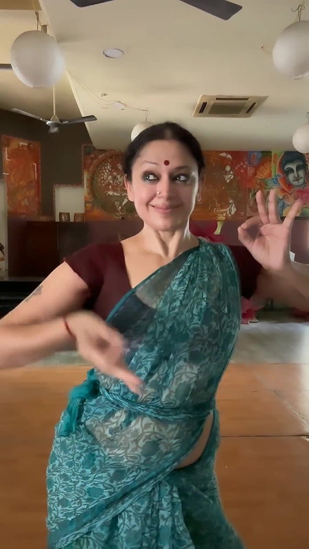 SHOBANA NAVEL HOT SHOW IN TRANSPARENT SAREE