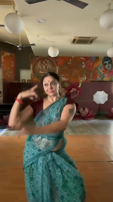 SHOBANA NAVEL HOT SHOW IN TRANSPARENT SAREE