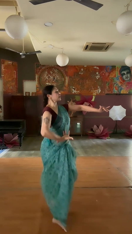 SHOBANA NAVEL HOT SHOW IN TRANSPARENT SAREE