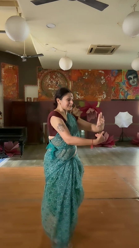 SHOBANA NAVEL HOT SHOW IN TRANSPARENT SAREE