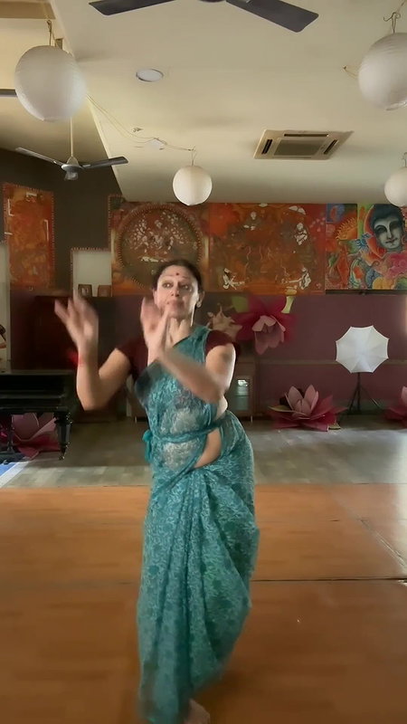 SHOBANA NAVEL HOT SHOW IN TRANSPARENT SAREE